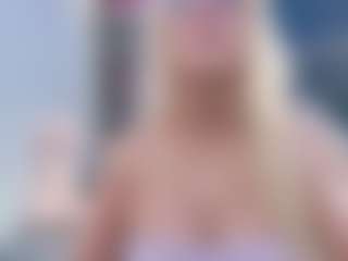 Fit Cougar MILF webcam performer live streaming