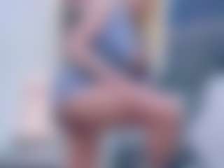 Live cam show with Fit Cougar - Fingers on Camsoda