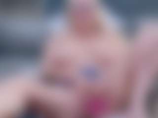 Fit Cougar MILF webcam performer live streaming
