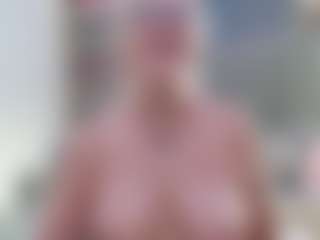 Fit Cougar's Live Sex Cam Show