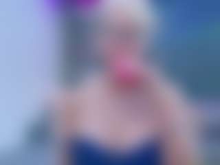 Fit Cougar MILF webcam performer live streaming