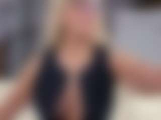 Fit Cougar's Live Sex Cam Show