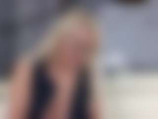 Fit Cougar's Live Sex Cam Show