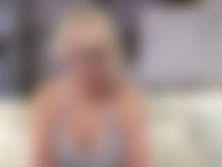 Fit Cougar's Live Sex Cam Show