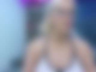 Live cam show with Fit Cougar - Bedroom on Camsoda