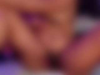 Live cam show with Reina - Curvy MILF on WildCum