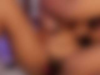 Reina MILF webcam performer live streaming