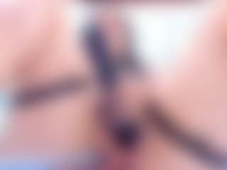 Live cam show with RileySweet - Living Room on xxxlivecams.org
