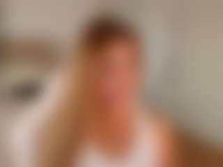 Live cam show with Tracy - Shaved Pussy on Milfs Live