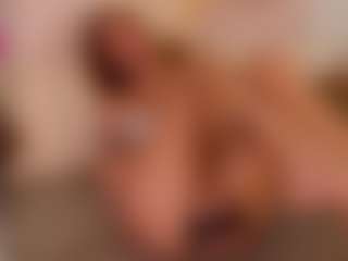 Live cam show with Tracy - Shaved Pussy on Strip Flash - Live Sex Shows