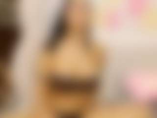 Selena MILF webcam performer live streaming