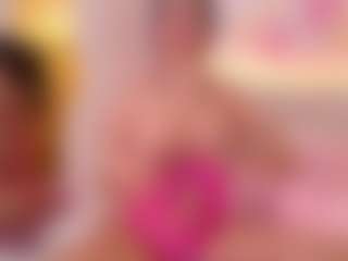 Selena MILF webcam performer live streaming