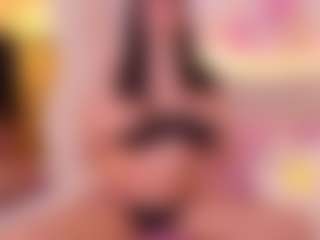 Selena MILF webcam performer live streaming