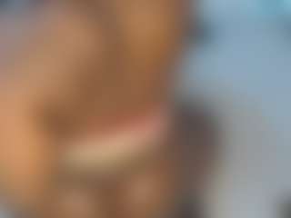 Live cam show with lynvee - Black Shaved Pussy on sexylive.show