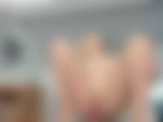Live cam show with Nikki - Hairy Pussy on live18s.com