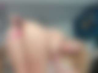 Live cam show with Nikki - Shaved Pussy on Camversity