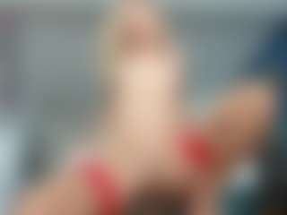 Live cam show with Nikki - Shaved Pussy MILF on sexylive.show