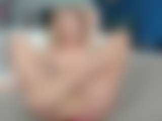 Nikki MILF webcam performer live streaming
