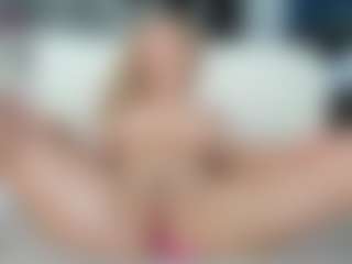 Nikki MILF webcam performer live streaming