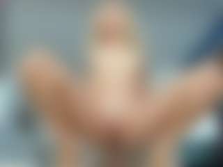 Live cam show with Nikki - Shaved Pussy MILF on sexylive.show