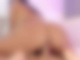 Live cam show with Elisa Castrillon - Flashing on Camming Site