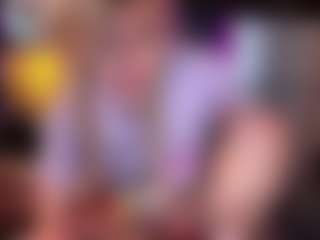 Live cam show with Laura Tate - Smoking on Latina Girls