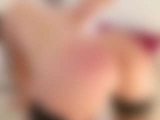 Live cam show with Celia - Shaved Pussy on sexylive.show
