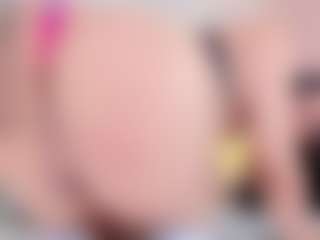 Live cam show with Emmajonees - Average on Camsoda