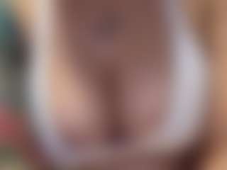 Live cam show with Selene Wild - Shaved Pussy Curvy on Camiplay Live