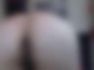 Live cam show with Elizabeth-Wild - Living Room on Nude Live Now