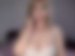 Lara MILF webcam performer live streaming