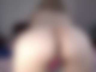 Lara MILF webcam performer live streaming