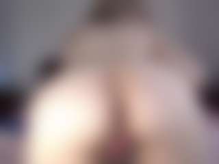 Live cam show with Lara - Curvy MILF on fuklive.com
