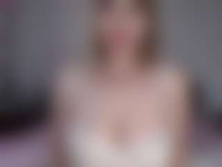 Live cam show with Lara - Bedroom MILF on livesuperchat.net