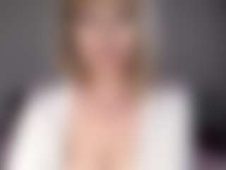 Live cam show with Lara - Curvy Middle Aged on Gym Cam Girls