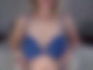 Live cam show with Lara - Middle Aged on Camsoda