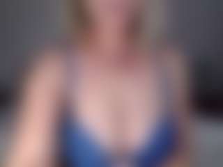 Live cam show with Lara - Asian MILF on camtv