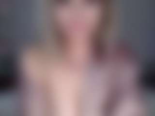 Lara MILF webcam performer live streaming