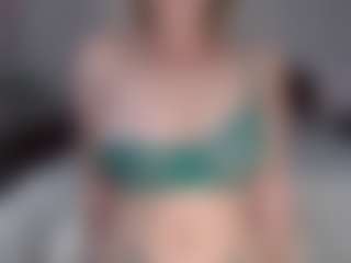 Lara MILF webcam performer live streaming