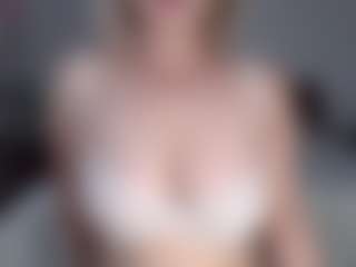 Live cam show with Lara - Asian MILF on Camsoda