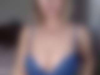 Live cam show with Lara - Shaved Pussy on Camsoda