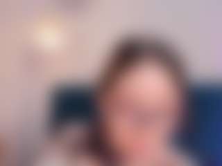 Live cam show with EmilyWatsonn - Public on xDating