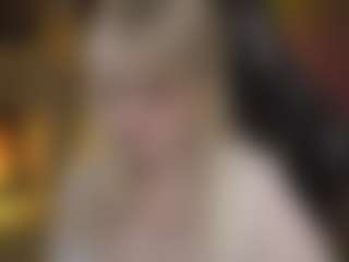 Live cam show with ELLIE - Curvy Teen (18+) on StripNow