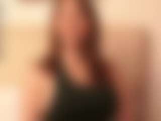 Live cam show with CassieHilton - Housewife on Livezox