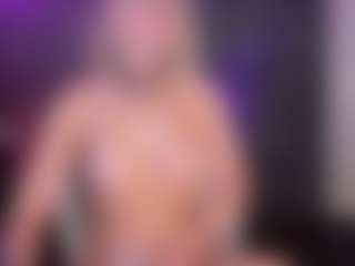 Live cam show with AmJ4play - Gamer MILF on friskycurves.com