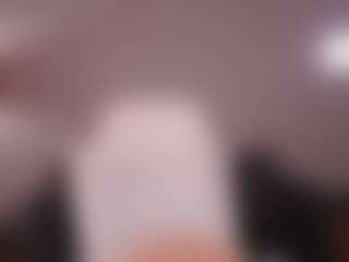 Live cam show with GigiLee - Squirt on Milf Play