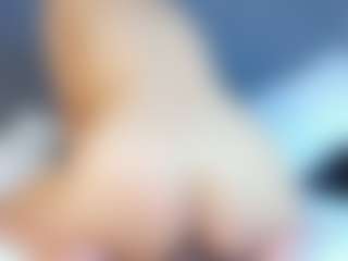 Live cam show with MiaCollson - Skinny on AdultVida.com