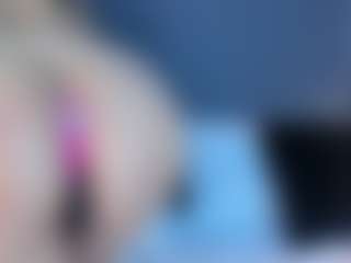 Live cam show with MiaCollson - Skinny on Milfs Live