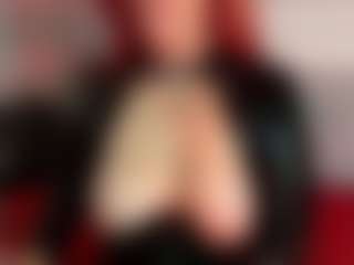Live cam show with Eva - Facial Piercings on livesuperchat.net