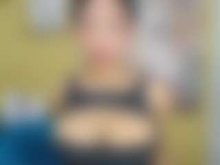 Hugekira's Live Sex Cam Show